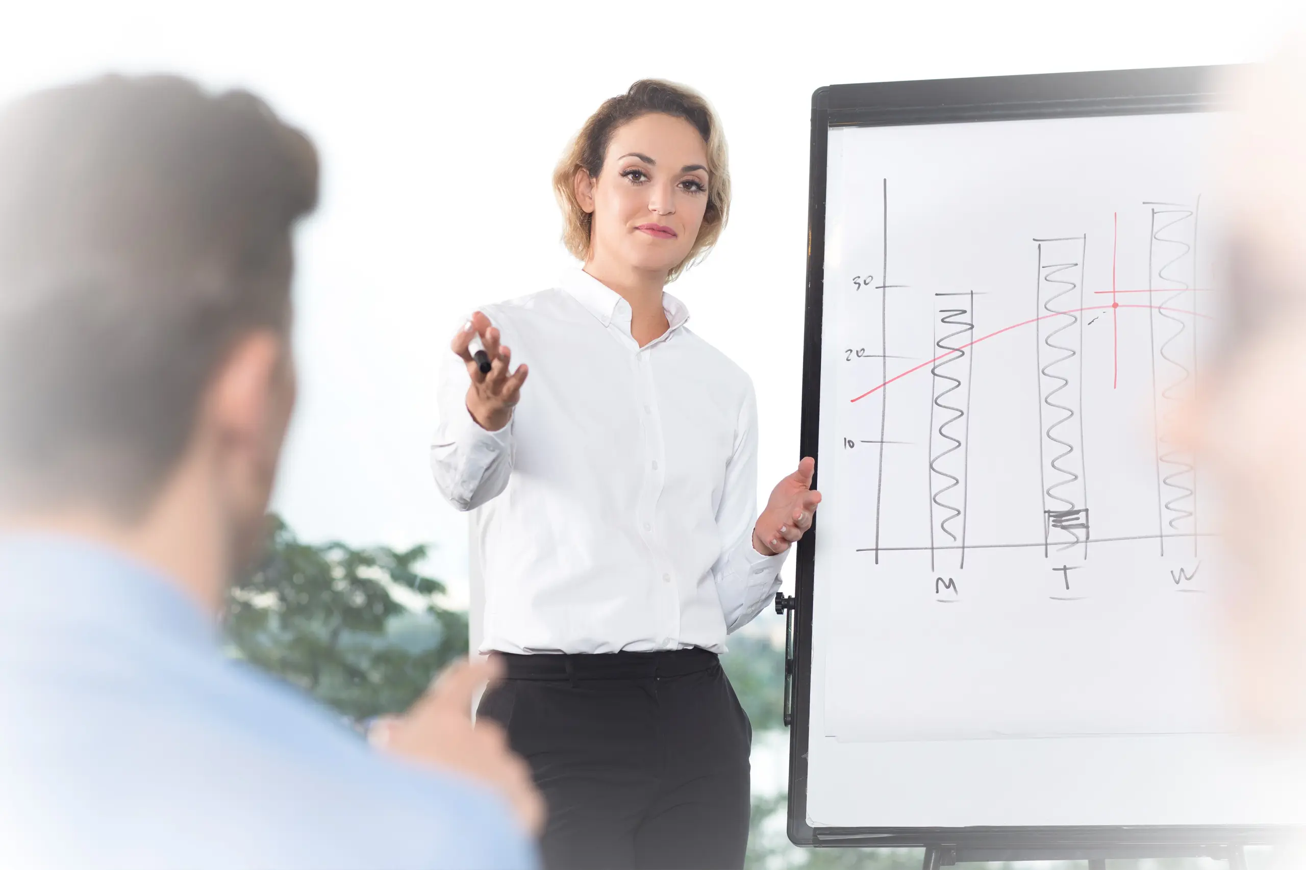 vegas_website_konferenz-whiteboard Frau am Whiteboard während einer Konferenz im Vegas Event Center in Lübeck